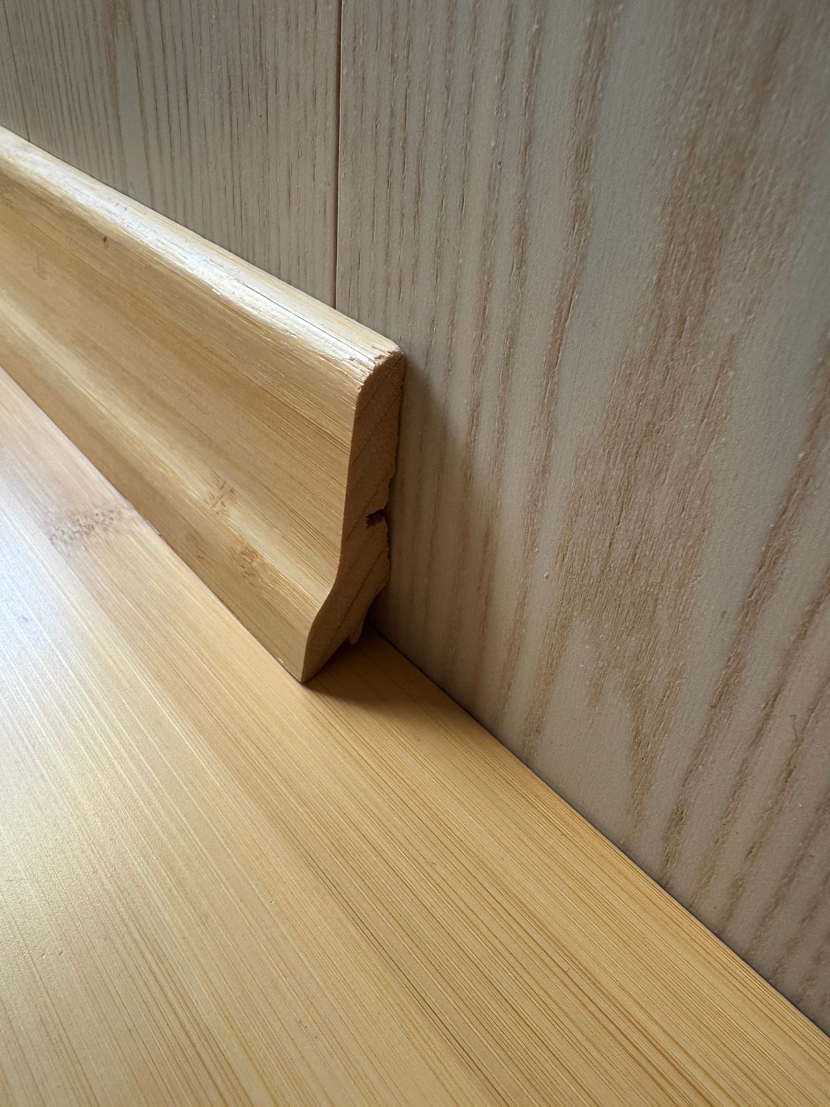 Плинтус шпонированный Бамбук натур, лак 2700х60х23 мм